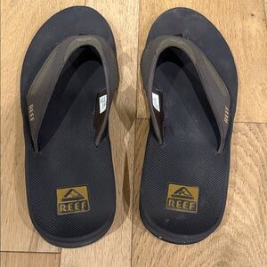 Reef Men’s Fanning Flip Flops in Brown/Gum with Bottle Opener in the sole.